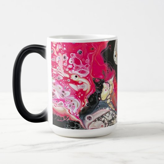 Een mok met roze, gouden en zwarte kleuren (Links)