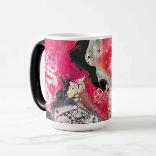 Een mok met roze, gouden en zwarte kleuren (Voorkant links)