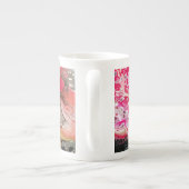 Een mok met roze, gouden en zwarte kunst (Achterkant)