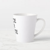 Een mok voor latte met letters (Rechts)