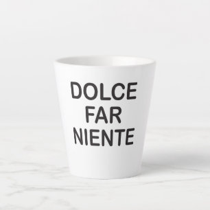 Een mok voor latte met letters