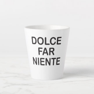 Een mok voor latte met letters