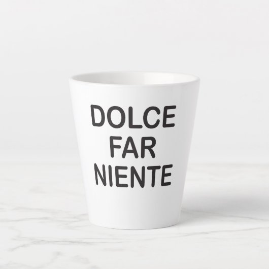 Een mok voor latte met letters (Voorkant)