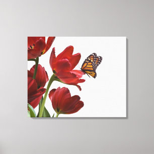 een monarch bezoekt een bouquet rode tulpen canvas afdruk