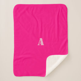 Een monogram donkerder roze fleece deken