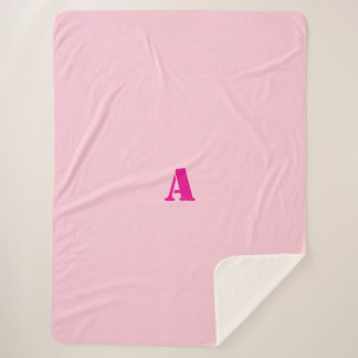 Een monogram roze fleece deken