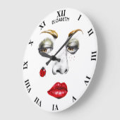 Een mooi meisje met een ladybug grote klok (Hoek)