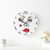 Een mooi meisje met een ladybug grote klok (Huis)