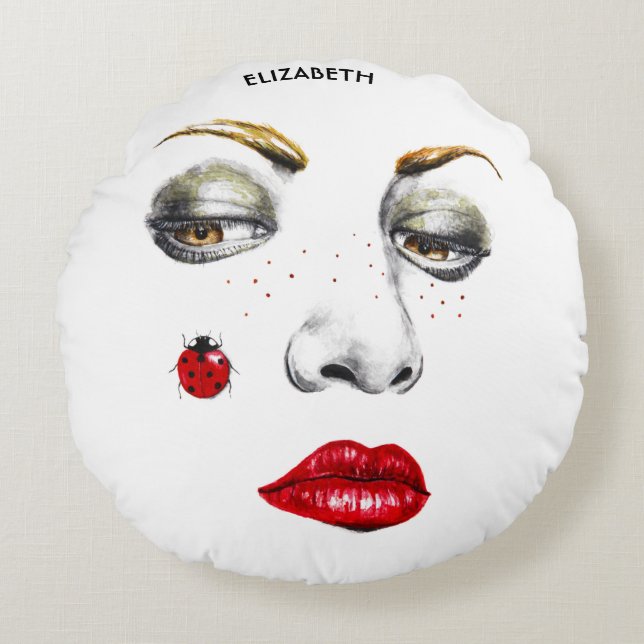 Een mooi meisje met ladybug rond kussen (Voorkant)