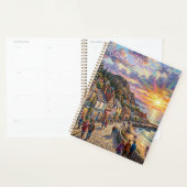 Een mooi strand dorpsbordes bij zonsondergang planner (Display)