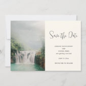 Een mooi waterval door een Lush Green Forest Weddi Save The Date (Voorkant)