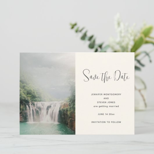 Een mooi waterval door een Lush Green Forest Weddi Save The Date (Staand voorkant)