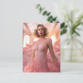 Een mooie blondine in roze briefkaart (Staand voorkant)