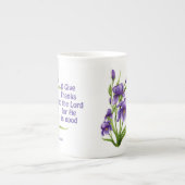 Een mooie boeket van Iris bloemen met geschrift Porselein Kop (Voorkant)
