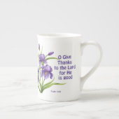 Een mooie boeket van Iris bloemen met geschrift Porselein Kop (Rechts)