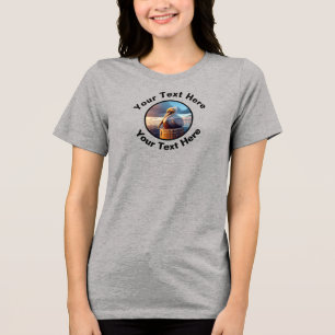 Een mooie bruine pelikaan met aangepaste tekst Tri-Blend shirt