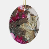 een mooie kat in een kerstboomversiering keramisch ornament (Rechts)