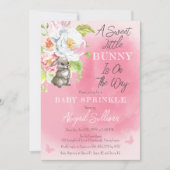 Een mooie kleine bunny is onderweg naar Baby sprin Kaart (Voorkant)