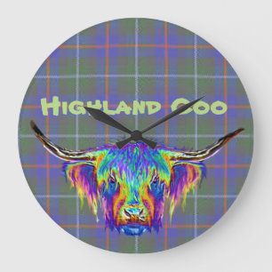 Een mooie, kleurrijke hooglandkoe op tartan. grote klok