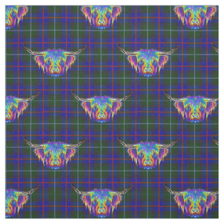 Een mooie, kleurrijke hooglandkoe op tartan. stof