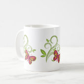 Een mooie, kleurrijke vlinder, wijnstokken en blad koffiemok (Voorkant links)