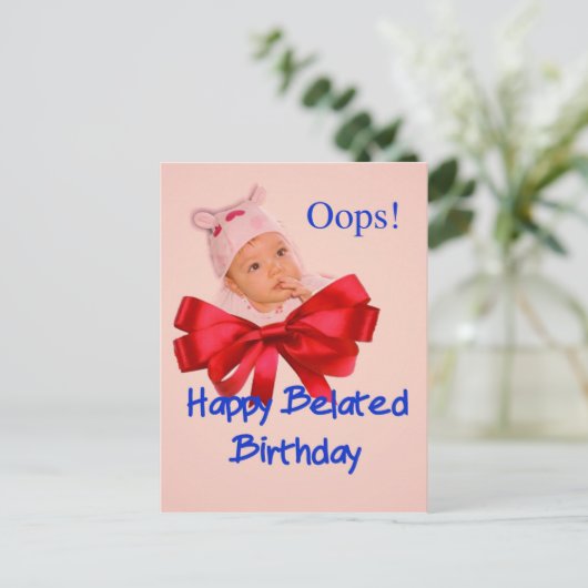 Een mooie peuter heeft spijt van zijn late geboort briefkaart (Staand voorkant)