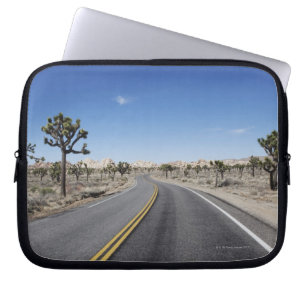 een mooie straat in het midden van het dessert laptop sleeve