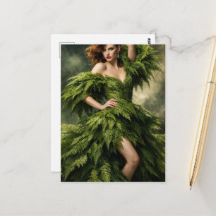 Een mooie vrouw in een varenbladjurk briefkaart