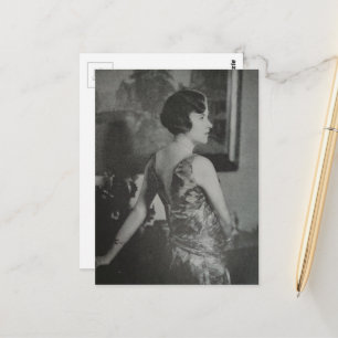 Een mooie vrouw in zwart-wit uit 1930 briefkaart