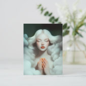 Een mooie vrouw mediteert in de wolken briefkaart (Staand voorkant)