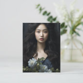 Een mooie Vrouw met lang zwart haar en bloemen Briefkaart (Staand voorkant)