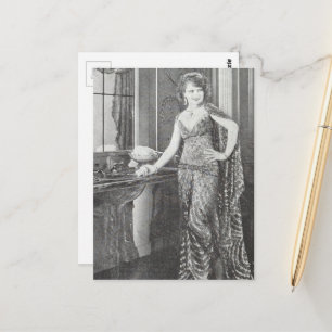 Een mooie vrouw op een zwart-wit ansichtkaart uit  briefkaart
