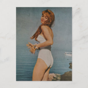 Een mooie vrouw op het strand in 1957  briefkaart