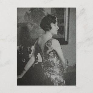 Een mooie vrouw poseert voor een foto in 1930 briefkaart