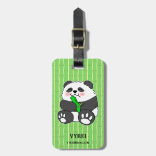 Een moppige babypanda die een bamboestengel eet bagagelabel