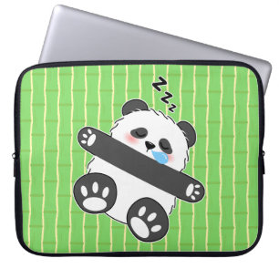 Een moppige babypanda die vredig slaapt laptop sleeve