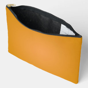 Een mosterdgele rechthoekige zak met een zwarte  etui