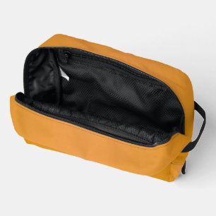 Een mosterdgele rechthoekige zak met een zwarte  toilettasje