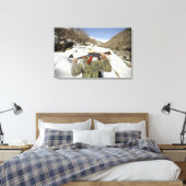 Een Mujahadeen Guard loopt met een Amerikaans mili Canvas Afdruk (Insitu (Slaapkamer))