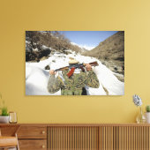 Een Mujahadeen Guard loopt met een Amerikaans mili Canvas Afdruk (Insitu (Woonkamer))