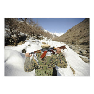 Een Mujahadeen Guard loopt met een Amerikaans mili Foto Afdruk