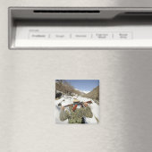 Een Mujahadeen Guard loopt met een Amerikaans mili Magneet (Insitu (Vaatwasser))