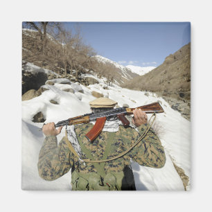 Een Mujahadeen Guard loopt met een Amerikaans mili Magneet