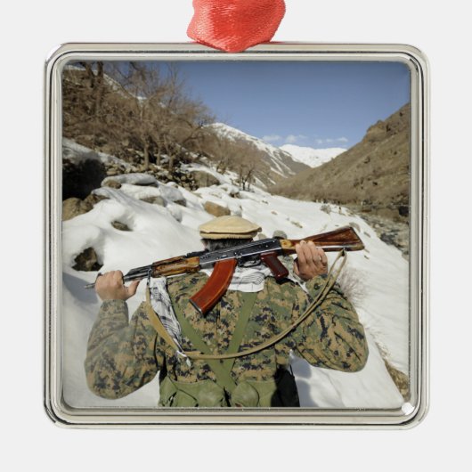 Een Mujahadeen Guard loopt met een Amerikaans mili Metalen Ornament (Voorkant)