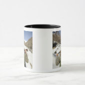 Een Mujahadeen Guard loopt met een Amerikaans mili Mok (Midden)