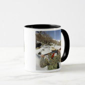 Een Mujahadeen Guard loopt met een Amerikaans mili Mok (Voorkant rechts)