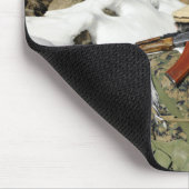 Een Mujahadeen Guard loopt met een Amerikaans mili Muismat (Hoek)