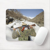 Een Mujahadeen Guard loopt met een Amerikaans mili Muismat (Met muis)