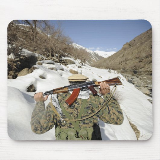 Een Mujahadeen Guard loopt met een Amerikaans mili Muismat (Voorkant)