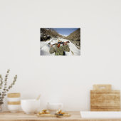 Een Mujahadeen Guard loopt met een Amerikaans mili Poster (Keuken)